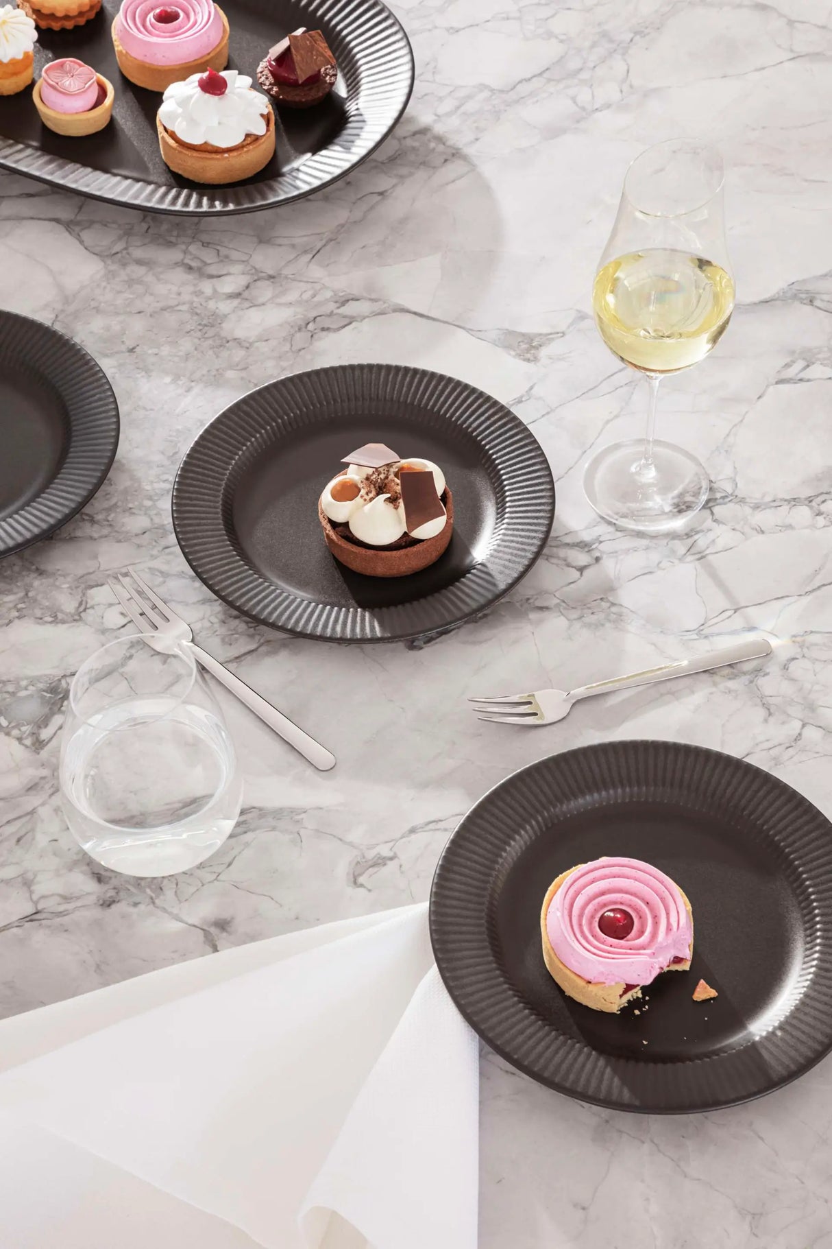 Legio Nova Serving dish 37x25 cm Black